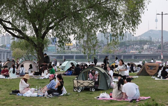 지난달 28일 저녁 서울 서초구 반포한강공원을 찾은 시민들이 즐거운 휴일을 즐기고 있다. 뉴스1