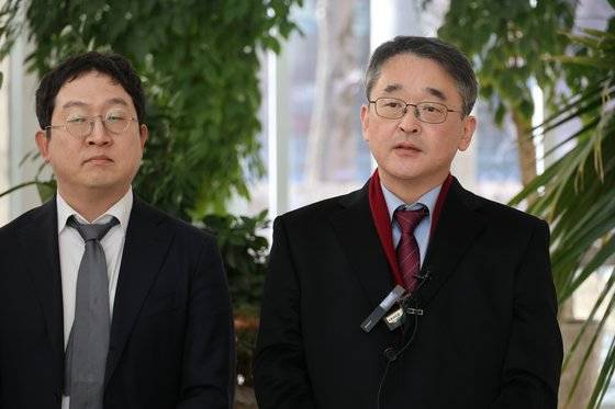 지난해 12월 신도 성폭행 등 혐의를 받는 기독교복음선교회(통칭 JMS) 총재 정명석 씨가 1심에서 징역 23년을 선고받은 가운데, 반 JMS 단체 '엑소더스' 전 대표 김도형 단국대 교수(오른쪽)와 피해자 변호를 맡았던 정민영 변호사(왼쪽)가 선고 결과에 관한 입장을 밝히고 있다. 연합뉴스