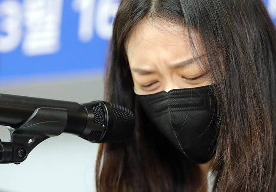 지난 2022년 3월 서울시 종로구 변호사회관에서 열린 'JMS 교주 정명석 출소 후 성폭력 피해자 기자회견'에서 영국 국적 외국인 피해자 메이플(Yip Maple Ying Tung Huen)씨가 괴로운 표정으로 발언을 하고 있다. 뉴스1
