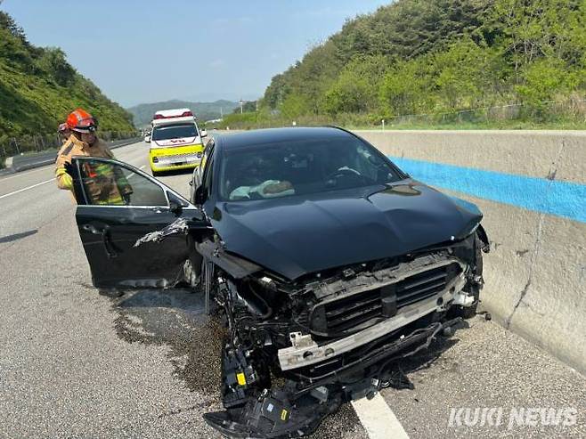 9일 오후 2시14분께 횡성군 둔내면 현천리 인근 영동고속도로에서 3중 추돌사고가 발생해 소방대원이 구조활동을 펼치고 있다. (사진=강원소방본부)