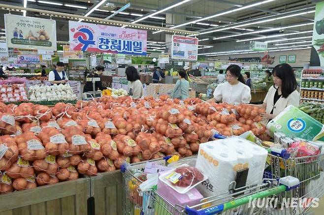 농협유통 하나로마트는 5월 9일부터 22일까지 인기 상품을 최대 70% 할인 판매하는 창립 29주년 행사 2탄이 진행된다.