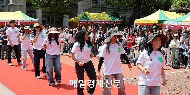 9일 서울 성북구 고려대학교 민주광장에서 열린 2024학년도 1학기 외국인 학생 축제(ISF, International Students Festival)에 참여한 프랑스팀 학생들이 자국의 문화를 알리고 있다. 2024.5.9[이충우기자]