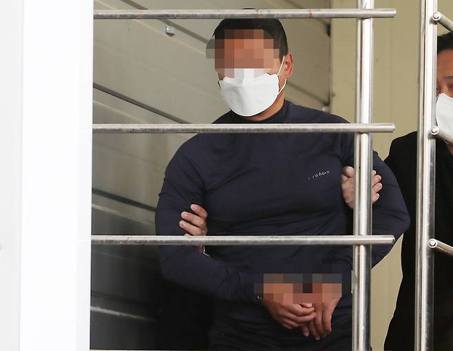 9일 오후 부산 연제경찰서에서 이날 오전 부산법조타운 인근에서 유튜버를 살해한 혐의를 받는 용의자 A씨가 압송되고 있다. 부산지법 앞에서 50대 남성이 유튜브 방송을 하던 50대 남성을 흉기로 찔러 피해자가 숨지는 사건이 발생했다. 경찰은 사건 발생 1시간 40분여 만에 용의자 A씨를 경주에서 검거했다. 2024.5.9 [사진 = 공동취재]