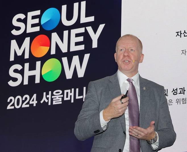 2024 서울머니쇼가 시작된 9일 서울 강남구 코엑스 세미나장에서 스티브 브라이스 SC그룹 최고투자전략가(CIO)가 기조연설을 하고 있다. [한주형 기자]