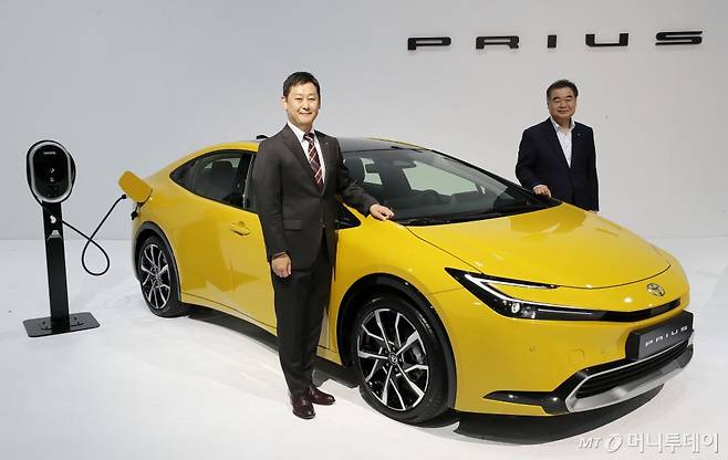 콘야마 마나부 토요타코리아 대표이사(오른쪽)와 오마 사토키 토요타 부수석 엔지니어가 13일 서울 광진구 파이팩토리 스튜디오에서 5세대 프리우스를 공개하고 있다. 2023.12.13/뉴스1