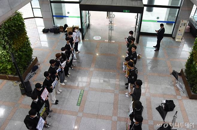 (부산=뉴스1) 윤일지 기자 = 7일 오후 부산대 대학본부에서 의과대학 증원 관련 학칙 개정을 위해 교무회의가 열린 가운데 의과대학생들과 교수들이 피켓 시위를 벌이고 있다. (부산대 언론사 채널PNU 제공) 2024.5.7/뉴스1  Copyright (C) 뉴스1. All rights reserved. 무단 전재 및 재배포,  AI학습 이용 금지. /사진=(부산=뉴스1) 윤일지 기자