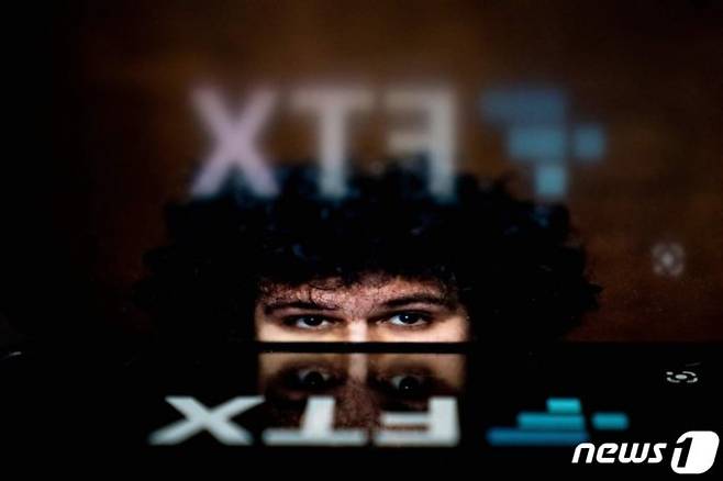 샘 뱅크먼-프리드가 창업한 FTX는 지난 2022년 11월 대규모 예치금 인출 사태가 발생하자 미 법원에 파산보호를 신청했다. 뱅크먼-프리드는 고객 자금 수십억 달러를 빼돌려 FTX 계열사인 알라메다리서치의 부채를 갚고 바하마에서 호화 부동산을 사들인 혐의 등으로 기소돼 1심에서 징역 25년을 선고받았다./AFPBBNews=뉴스1