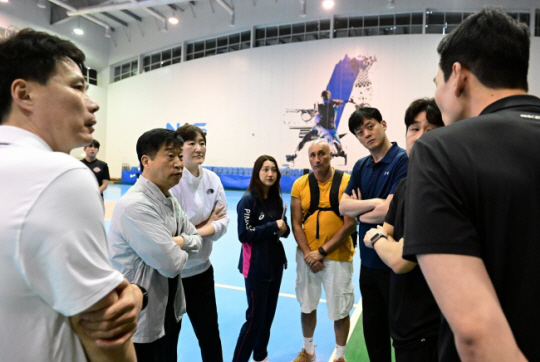 V리그 여자부 7개 팀 감독이 8일 밤(한국시간) UAE 두바이의 NAS 스포츠 컴플렉스에서 모여 이야기를 나누고 있다. 한국배구연맹 제공