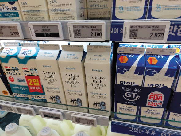 서울의 한 마트에 다양한 제품의 우유가 진열돼 있는 모습 김희량 기자