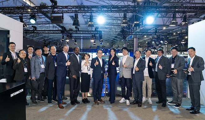 [서울=뉴시스] SK텔레콤이 글로벌 서버 제조 스타트업 기업인 슈퍼마이크로와 글로벌 그래픽처리장치(GPU) 클라우드 회사인 람다와 협력해 인공지능 데이터센터(AI DC) 시장 공략에 나선다고 29일 밝혔다. 28일(현지시간) MWC24 전시장에서 유영상 SK텔레콤 사장(왼쪽에서 10번째)과 센리 첸 슈퍼마이크로 최고성장책임자(CGO, 왼쪽에서 11번째)가 AI데이터센터(AIDC) 분야 협력을 위한 MOU 체결 후 기념 촬영하는 모습 (사진=SK텔레콤 제공) *재판매 및 DB 금지