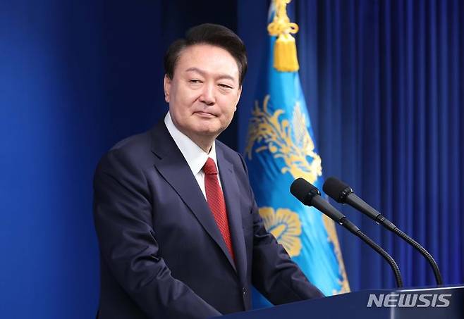 [서울=뉴시스] 조수정 기자 = 윤석열 대통령이 9일 서울 용산 대통령실 청사에서 열린 취임 2주년 기자회견에서 출입기자들의 질문을 받고 있다. 2024.05.09. chocrystal@newsis.com