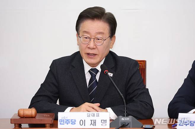 [서울=뉴시스] 조성우 기자 = 이재명 더불어민주당 대표가 지난 8일 오전 서울 여의도 국회에서 열린 최고위원회의에서 발언하고 있다. 2024.05.08. xconfind@newsis.com