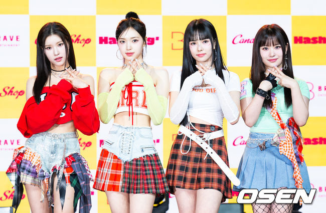 [OSEN=김성락 기자]27일 오후 서울 강남구 일지아트홀에서 그룹 캔디샵(Candy Shop)의 데뷔 미니 1집 ‘Hashtag#’의 발매 기념 쇼케이스가 열렸다. 그룹 캔디샵은 브레이브 엔터테인먼트에서 13년 만에 선보이는 걸그룹으로 실력과 비주얼을 겸비한 4명(소람, 유이나, 수이, 사랑)의 멤버로 구성됐다. 그룹명은 ‘CAtch N Draw Youth’와 ‘Shop’의 합성어로 알록달록한 ‘Candy’처럼 다채로운 매력을 가진 멤버들이 동세대를 대표하는 음악을 선보이며 ‘Z세대 아이콘’으로 거듭나겠다는 포부를 담았다. 그룹 캔디샵이 취재진을 향해 포즈를 취하고 있다. 2024.03.27 / ksl0919@osen.co.kr