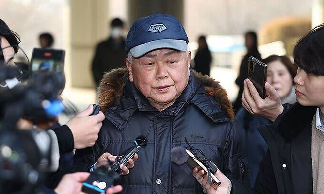 김건희 여사에 대해 이른바 ‘쥴리 의혹’을 반복해서 제기한 안해욱 전 대한초등학교태권도협회장이 지난 2월1일 서울 서초구 서울중앙지방법원에서 열린 정보통신법상 명예훼손 혐의 관련 구속 전 피의자 심문에 출석하고 있다. 연합뉴스