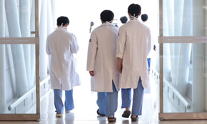 9일 서울 시내 한 대형병원에서 의료진들이 걸어가고 있다. 뉴스1