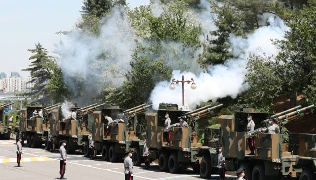 지난 2022년 5월 10일 서울 여의도 국회의사당에서 열린 제20대 윤석열 대통령 취임식에서 K105AI ‘풍익’ 차륜형 자주포가 21발의 예포가 발사되고 있다. 국회사진기지단