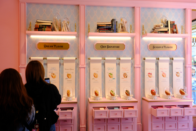 8일 서울 성수동에서 열린 SPC삼립 '정통크림빵' 60주년 팝업을 찾은 방문객들이 서로 다른 9가지 맛 제품을 둘러보고 있다.