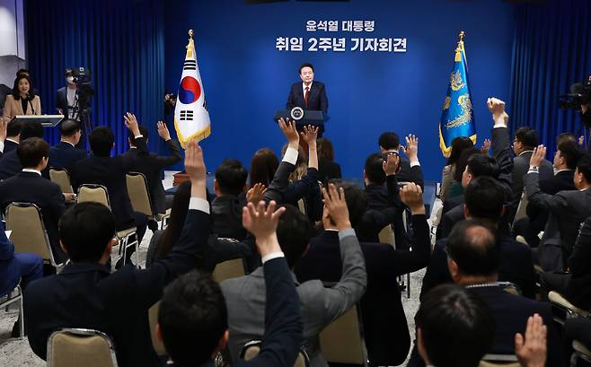 윤석열 대통령이 5월9일 오전 서울 용산 대통령실 청사 브리핑실에서 열린 '윤석열정부 2년 국민보고 및 기자회견'에서 취재진의 질문을 받고 있다. ⓒ연합뉴스