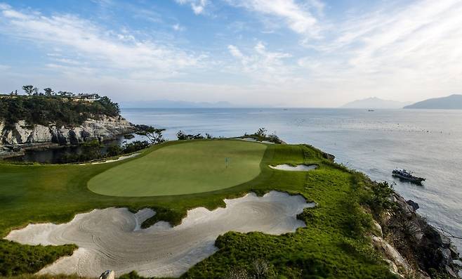 사우스케이프CC는 11개 홀이 바다가 보이는 환상적인 오션 뷰로 골퍼들의 가슴을 설레게 한다. 16번 파3 홀은 바다를 가로질러 
최장 179m의 샷을 날려야 하기 때문에 스릴감과 도전의식을 짜릿하게 느낄 수 있는 시그니처 홀로 꼽힌다. 
사진제공｜사우스케이프CC