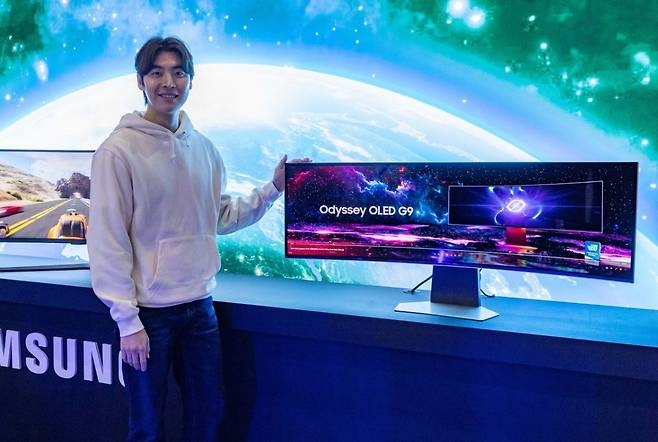 지스타 2023 오디세이 체험존에서 모델이 ‘오디세이 OLED G9’을 소개하고 있다. 사진제공｜삼성전자