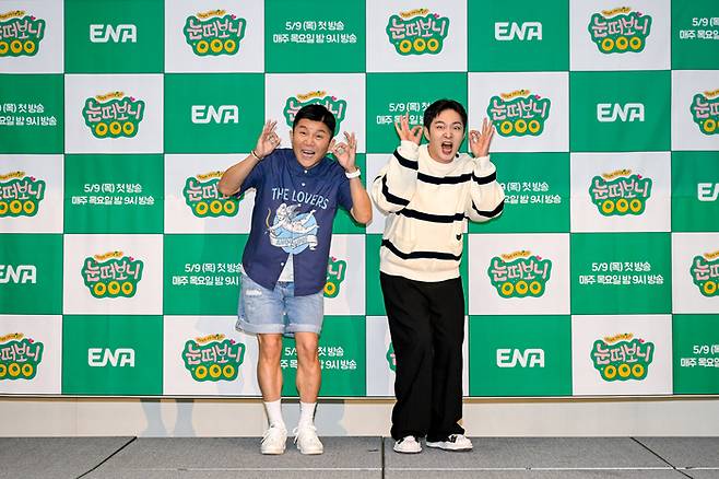 방송인 조세호(왼쪽)와 비투비 이창섭이 9일 오후 서울 마포구 아만티 호텔 서울에서 열린 ENA 새 예능 ‘눈떠보니 OOO’ 제작발표회에 참석해 포즈를 취하고 있다. 사진 ENA