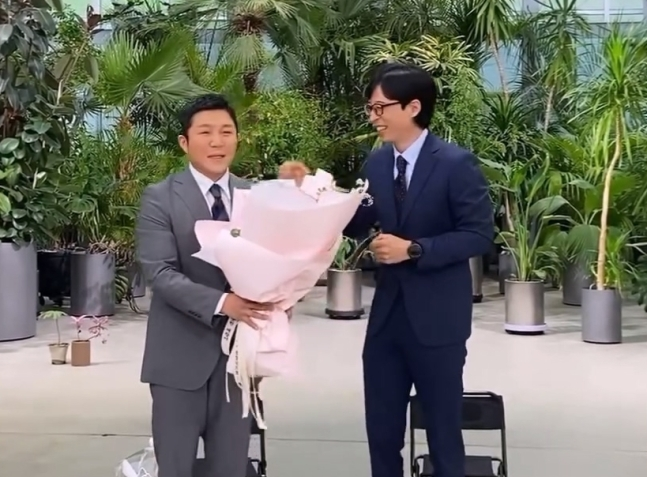 지난달 24일 방송된 tvN 예능 ‘유퀴즈 온 더 블럭’에서 결혼 발표를 한 후 제작진의 축하를 받고 있는 조세호(왼쪽). 사진 유퀴즈 온 더 블럭 SNS 캡쳐