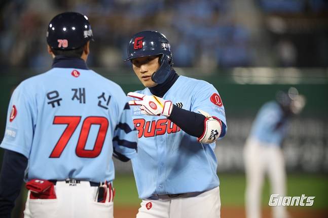 롯데 이주찬(오른쪽). /사진=롯데 자이언츠 제공