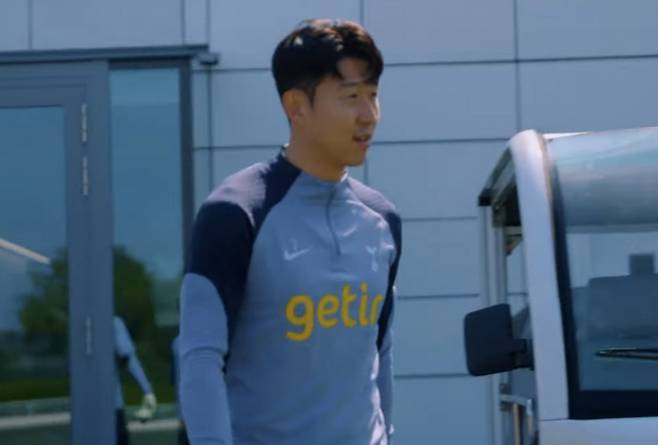 손흥민이 토트넘 훈련장으로 들어서고 있다. /사진=토트넘 공식 유튜브 채널 영상 갈무리