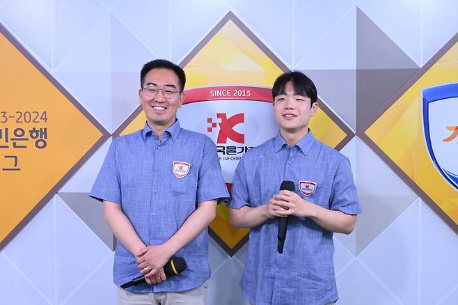 한국물가정보 박정상(왼쪽) 감독과 4지명 최재영 7단 [한국기원 제공. 재판매 및 DB 금지]