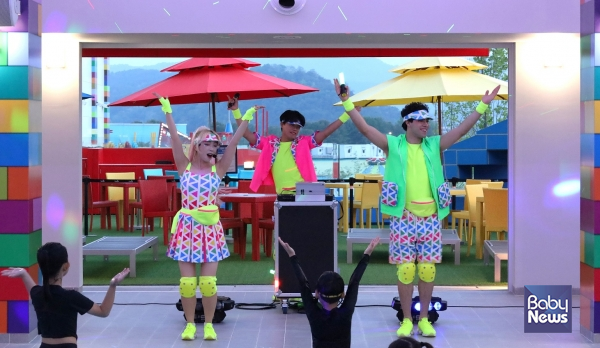레고랜드 호텔이 실내 물놀이장 '워터플레이'에서 온 가족이 함께 즐길 수 있는 '키즈 풀 파티' 신규 공연을 선보인다. ⓒ레고랜드