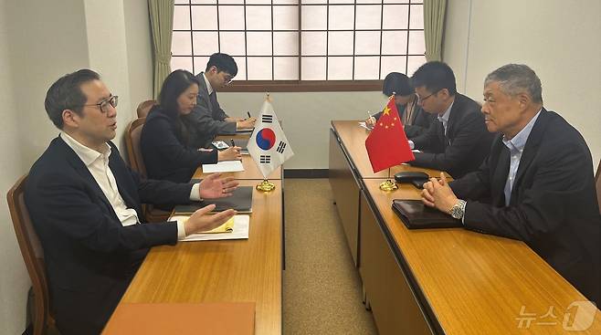 이준일(왼쪽 맨 앞) 외교부 북핵외교기획단장, 류샤오밍(오른쪽 맨 앞) 중국 정부 한반도사무특별대표.(외교부 제공)