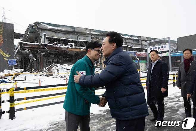 윤석열 대통령이 23일 충남 서천 특화시장 화재 현장을 방문해 한동훈 국민의힘 비상대책위원장과 인사를 나누고 있다. (대통령실 제공) 2024.1.23/뉴스1 ⓒ News1 오대일 기자