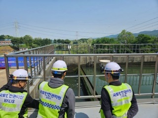 김일환 원장(가운데)이 반월정수장 시설물의 응집·침전지 상태를 점검 중인 모습(국토안전관리원 제공)