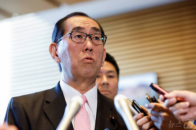 일본 도쿄 총리관저에서 마쓰모토 다케아키 총무상이 기자들의 질문을 받고 있다. 2023.12.14/ ⓒ 로이터=뉴스1 ⓒ News1 권진영 기자