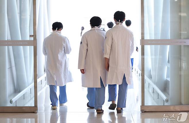 9일 서울 시내 한 대형병원에서 의료진들이 걸어가고 있다. 2024.5.9/뉴스1 ⓒ News1 김민지 기자