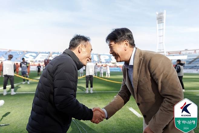 제주 김학범 감독(왼쪽)과 포항 박태하 감독(오른쪽). 제공 | 프로축구연맹