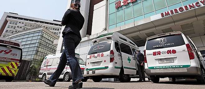 9일 서울 한 대학 병원 응급의료센터 앞에 환자를 이송하는 구급차들이 서있다. 지난 3일 전국의대교수비상대책위원회 결의에 따라 10일 전국 주요 대학 병원 교수들은 휴진에 돌입했다. /연합뉴스