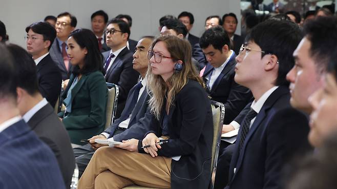 국내 출입기자 및 외신기자들이 9일 서울 용산 대통령실 청사에서 열린 윤석열 대통령 취임 2주년 기자회견에서 윤대통령의 답변을 듣고 있다./뉴시스