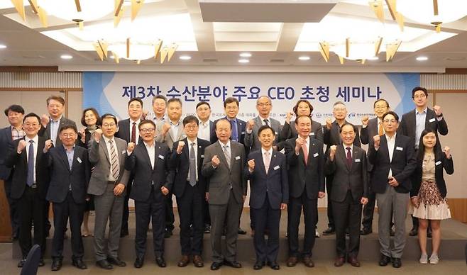 10일 한국프레스센터에서 ‘2024 수산 CEO 초청 세미나’가 열린 가운데 KMI, 수산무역협회, 원양산업협회, 수산기업 CEO 등 참석자들이 기념촬영하고 있다. 한국해양수산개발원 제공