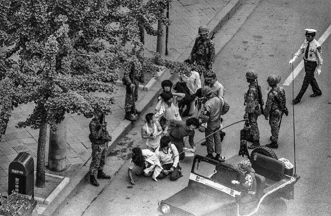 5·18민주화운동 당시 계엄군이 광주시내에서 시민을 붙잡아 구타하고 있다. 5·18진상규명조사위원회 제공