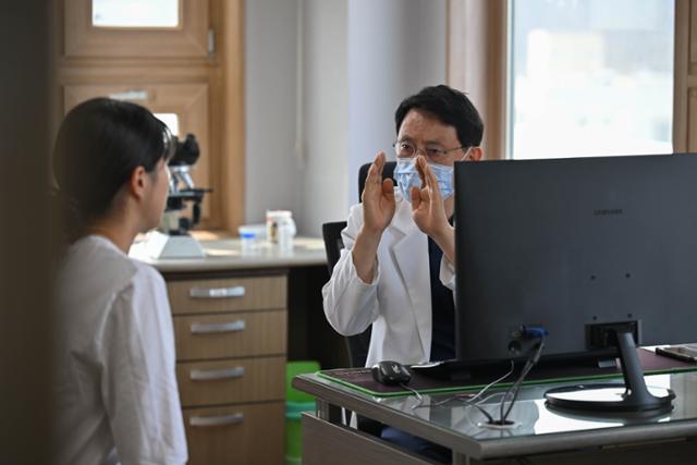 황해붕 산부인과 의사가 지난달 2일 충북 영동군 영동병원 진료실에서 환자와 상담하고 있다. 영동=정다빈 기자