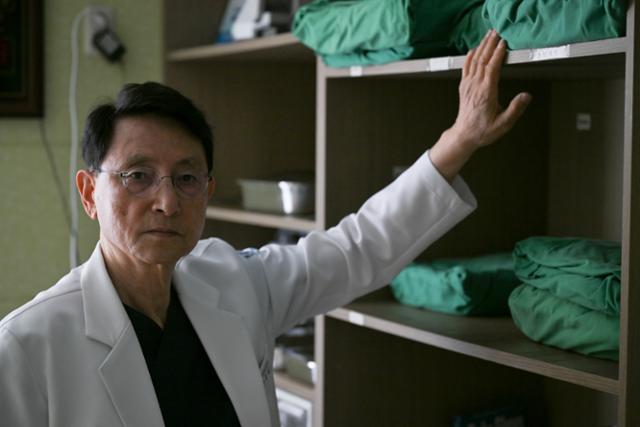 황해붕 산부인과 의사가 지난달 2일 충북 영동군 영동병원 분만실에서 수술 도구를 설명하고 있다. 영동=정다빈 기자