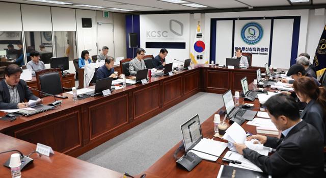 선거방송심의위원회 위원들이 지난달 18일 서울 양천구 방송회관에서 방송사 보도를 심의하고 있다. 뉴스1