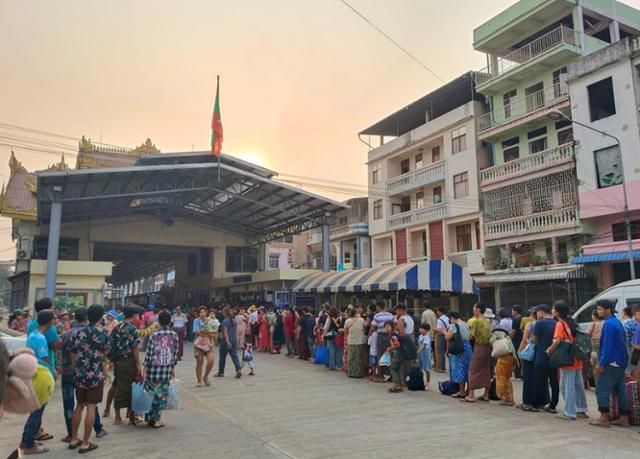 지난달 10일 미얀마 동부 미야와디주 국경검문소 앞이 군부 강제 징집을 피해 태국으로 건너가려는 청년들과 교전을 피해 고향을 떠나는 피란민으로 인산인해를 이루고 있다. KTJ서포팅그룹 제공
