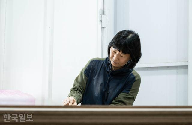'도잠'의 여성 목수들은 전원 파트타이머이자 'N잡러'이다. 일주일에 2, 3번 공방에 출근한다. 같은 날 출근한 목수들끼리 그날 하나의 '팀'이 돼 일한다. 이한호 기자