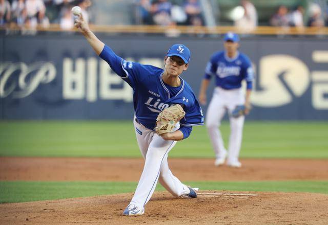 프로야구 삼성의 이호성이 1일 서울 잠실구장에서 열린 두산전에서 1회말 공을 던지고 있다. 뉴스1