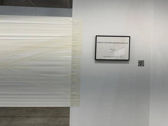 9일 부산 해운대구 벡스코에서 개막한 '아트부산 2024'의 갤러리신라 부스 입구가 하얀 테이프로 칭칭 막혀 있다. 오른쪽의 액자에 "아트페어 기간 중 갤러리신라 부스는 닫혀 있다"는 내용의 문장과 함께 미국의 개념미술가 로버트 배리의 서명이 담겨 있다. 부산=이혜미 기자