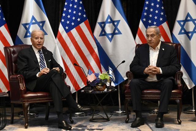 조 바이든(왼쪽) 미국 대통령이 지난해 10월 18일 이스라엘 수도 텔아비브를 방문해 베냐민 네타냐후 이스라엘 총리와 회담하고 있다. 텔아비브=AFP 연합뉴스