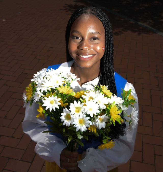스웨덴 국적의 맘제인 인자이(21)가 한여름(미드서머)에 입는 전통의상과 꽃을 들고 본보 인터뷰 사진 촬영에 응하고 있다. 최주연 기자
