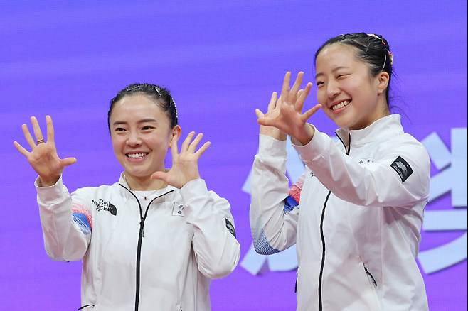 <yonhap photo-3774=""> 시상대 올라 세리머니하는 신유빈-전지희 (항저우=연합뉴스) 신현우 기자 = 2일 중국 항저우 궁수 캐널 스포츠파크 체육관에서 열린 19회 항저우 아시안게임 탁구 여자 복식에서 금메달을 딴 한국 신유빈-전지희가 시상대에 오르며 세리머니하고 있다. 2023.10.2 nowwego@yna.co.kr/2023-10-02 21:52:18/ <저작권자 ⓒ 1980-2023 ㈜연합뉴스. 무단 전재 재배포 금지.></yonhap>